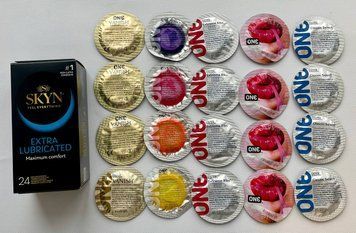 Набор 44 штук Skyn ​​Extra Lube + ONE Color Sensations, Extreme Ribs, Vanish, Flavor Waves, Classic SOS2254 фото