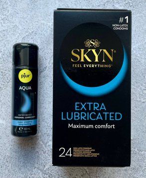 Комплект SKYN Extra Lube 24 шт - Лубрикант pjur Aqua 30 мл SOS2653 фото