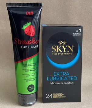 Комплект SKYN Extra Lube 24 шт + Лубрикант на водной основе Intt Strawberry (100 мл) SOS1064 фото
