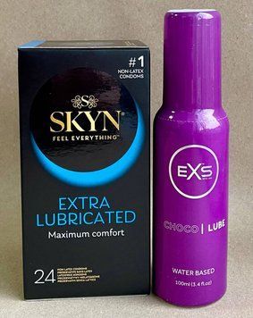 Комплект SKYN Extra Lube 24 шт + EXS Choco Lube Water Based 100 мл SOS1067 фото