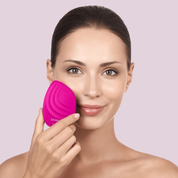 Электронная ультразвуковая щетка для лица GESKE Sonic Facial Brush 5в1 magenta HB0065 фото