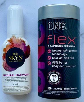Комплект ONE Flex 10 шт. - Лубрикант SKYN NATURAL HARMONY, 80 мл SOS3324 фото
