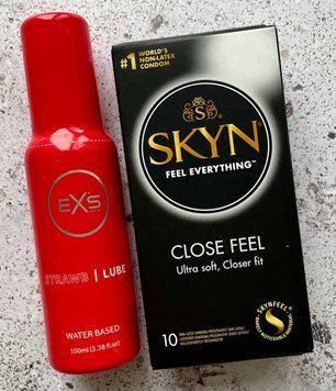 Комплект SKYN Close Feel 10 шт + EXS Strawberry Lube Water Based 100 мл  SOS1070 фото