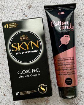 Комплект SKYN Close Feel 10 штук + Intt Cotton Candy лубрикант на водной основе (100 мл) SOS1073 фото