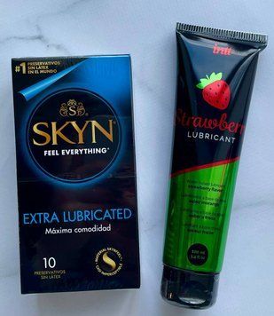 Набор Skyn ​​Exstra Lube 10 шт. + Лубрикант на водной основе Intt Strawberry (100 мл) SOS1174 фото