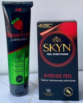 Набор SKYN Intense Feel 10 шт. + Лубрикант на водной основе Intt Strawberry (100 мл) SOS1176 фото