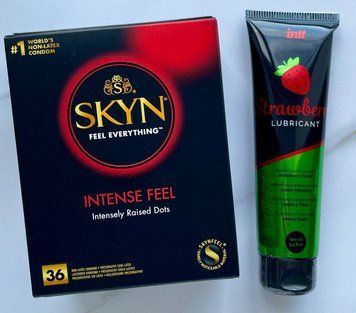 Набор Skyn ​​Intense feel 36 шт. + Лубрикант на водной основе Intt Strawberry (100 мл) SOS1179 фото