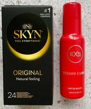 Комплект SKYN Original 24 шт + EXS Strawberry Lube Water Based 100 мл SOS1080 фото