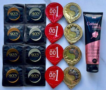 Набор из 16 штук Olo, Skyn ​​+ лубрикант Intt Cotton Candy (100 мл) SOS4032 фото