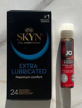 Комплект SKYN Extra Lube 24шт +  Змазка System JO H2O &mdash; Strawberry Kiss (30 мл) SOS2136 фото