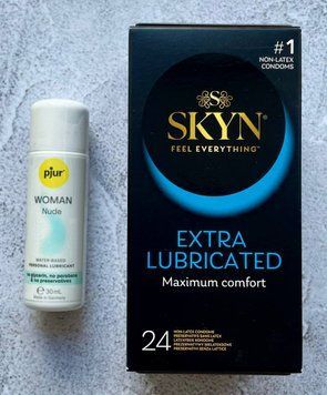 Комплект SKYN Extra Lube 24 шт - Лубрикант pjur Woman Nude 30 мл SOS2634 фото
