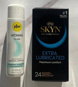 Комплект SKYN Extra Lube 24шт + Смазка на водной основе pjur Woman Nude 100 мл SOS2187 фото