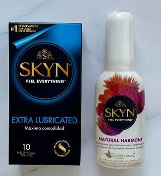 Комплект Skyn ​​Exstra Lube 10 шт. + Лубрикант на водной основе SKYN NATURAL HARMONY, 80 мл. SOS1244 фото