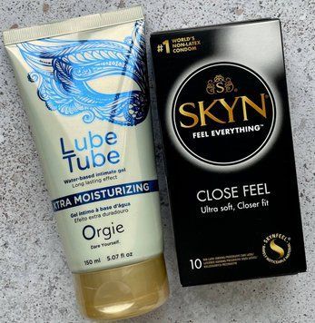 Комплект SKYN Close Feel меншого размера 10 штук + LUBE TUBE XTRA, 150 мл ORGIE  SOS1098 фото