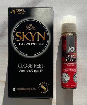Комплект SKYN Close Feel 10 шт  +  Змазка System JO H2O &mdash; Strawberry Kiss (30 мл) SOS2143 фото